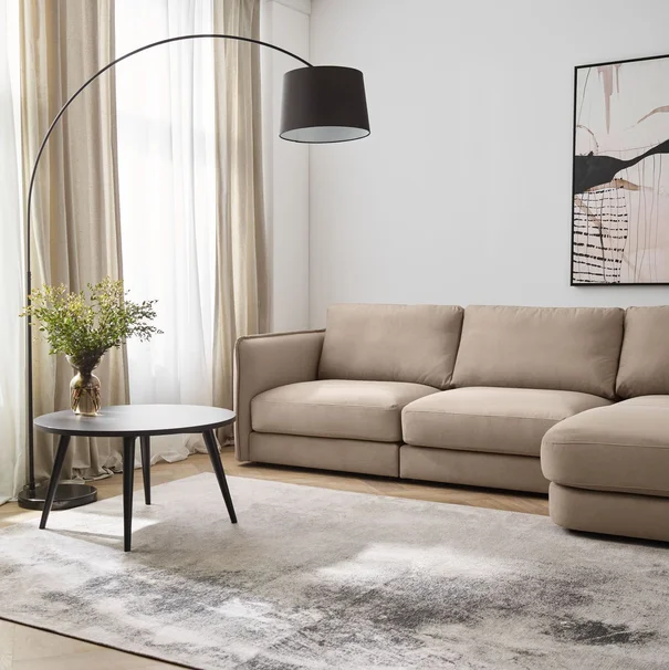 jak usunąć plamy z tapicerowanych mebli - czysta sofa w salonie